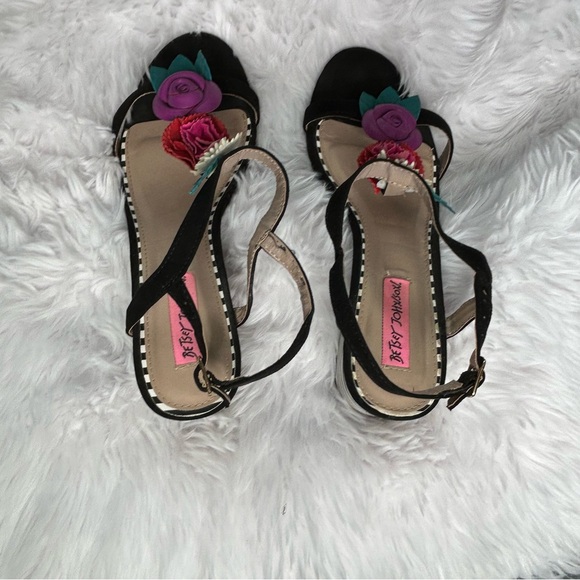 Betsey Johnson Adde Black Sandals Floral Accents and Black/White Heels Size 8. - Picture 12 of 12